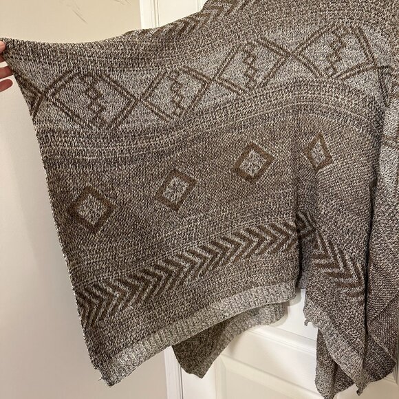 The Jetset Diaries Plus Knit Poncho - Picture 11 of 15